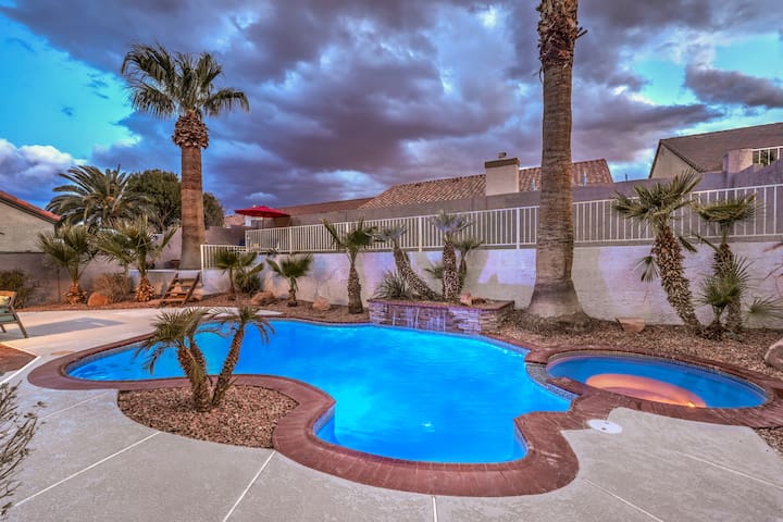 Pool, Spa, King Beds, 12 min to Strip 6 to Airport