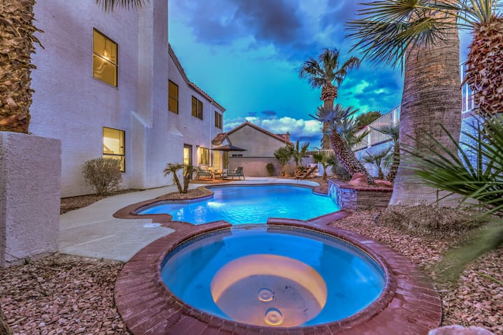 Pool, Spa, King Beds, 12 min to Strip 6 to Airport gallery image 2