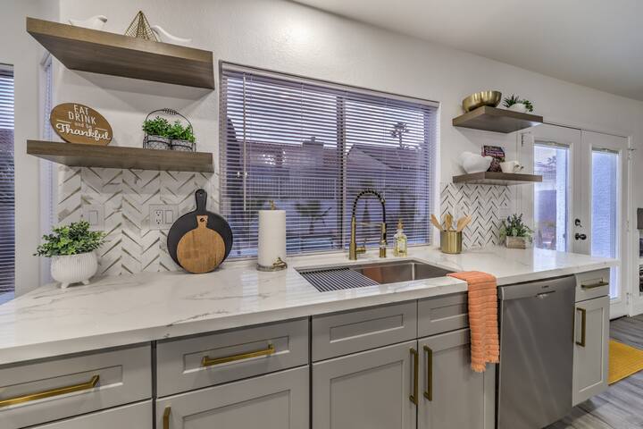 Pool, Spa, King Beds, 12 min to Strip 6 to Airport gallery image 5