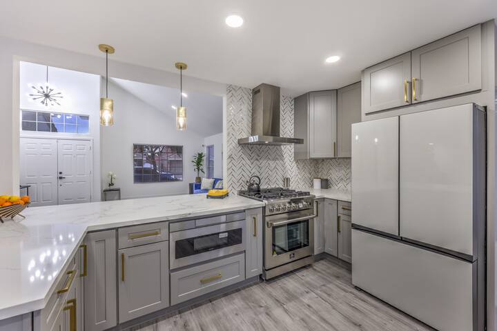 Pool, Spa, King Beds, 12 min to Strip 6 to Airport gallery image 3