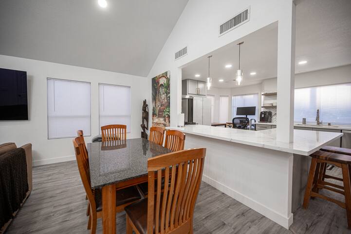 Pool, Spa, King Beds, 12 min to Strip 6 to Airport gallery image 4