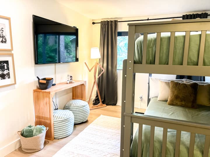 أسرّة بطابقين كاملة الحجم، خزانة ملابس مع خزانة ملابس، تلفزيون 