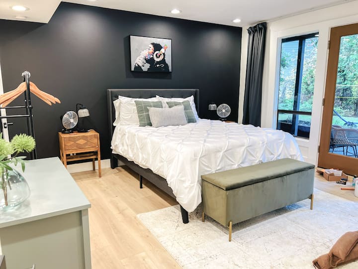 سرير بحجم كوين وتلفزيون ومكتب للعمل والخروج من الفناء