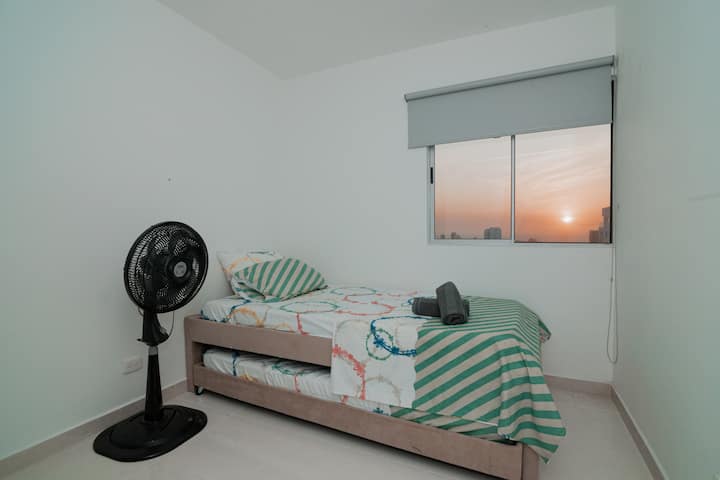 חדר שני עם מיטה זוגית אחת, המיטה משוכה למטה ואדם אחד יכול לישון בכל מיטה, כלומר 2 אנשים.