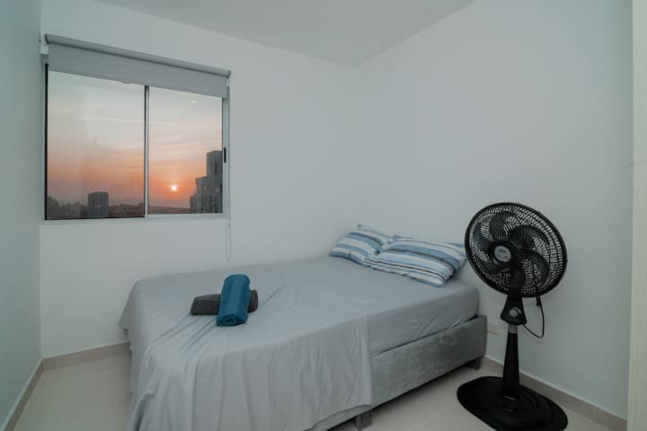 חדר שלישי עם מיטה זוגית, מתאים לשני אנשים.