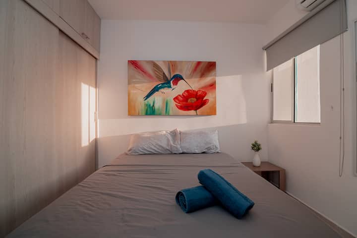 אלקובה הראשית עם חדר רחצה ומיטה זוגית לשני אנשים