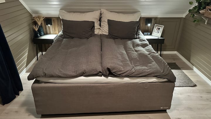 Cama de 180 cm y 42 televisores