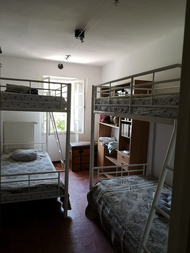 儿童房， 2张双层床，花园景观。