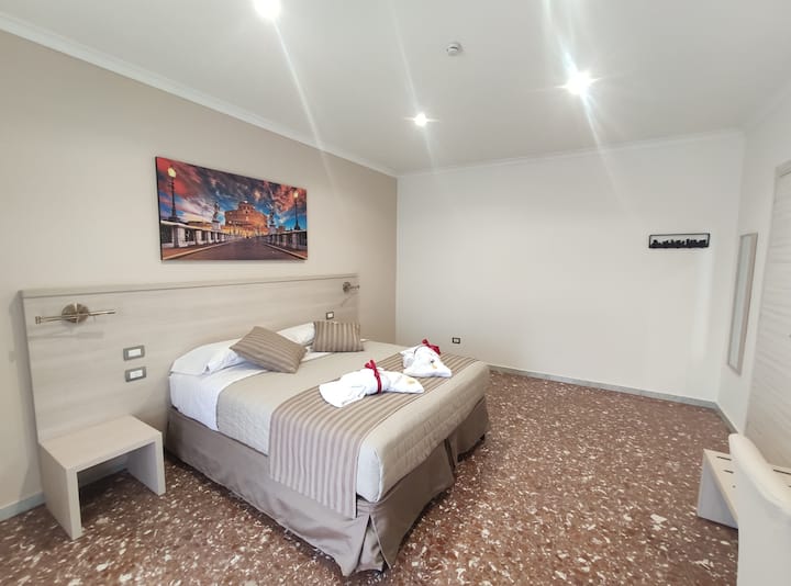 חדר השינה מציע גמישות מרבית, ומבטיח תמיד נוחות ורוגע. אידיאלי למשפחות או לקבוצות של חברים, ניתן לסדר אותו בדרכים שונות.
פתרון למיטה זוגית (פתרון סטנדרטי)