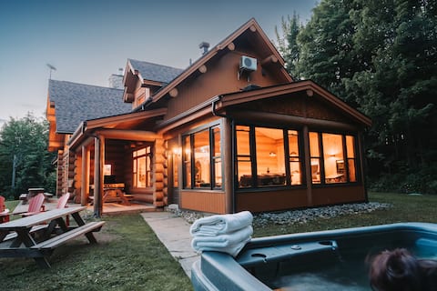 Chalet Authentik 17: Hot tub, pool and lakefront.