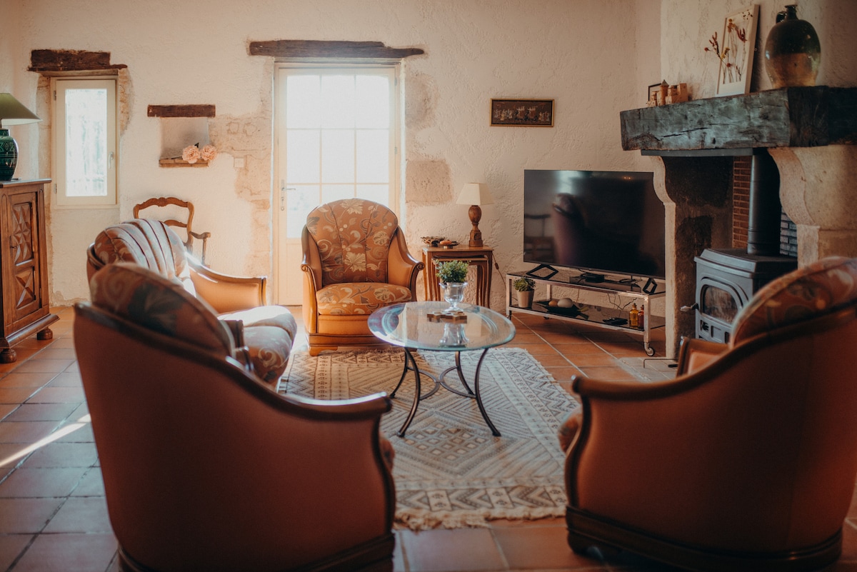 Popular Airbnb listing: Beautiful stone house with swimming pool in Lot Et Garonne