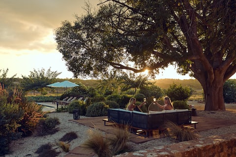 La Casa de Los Grandes: Luxury Estate with Pool