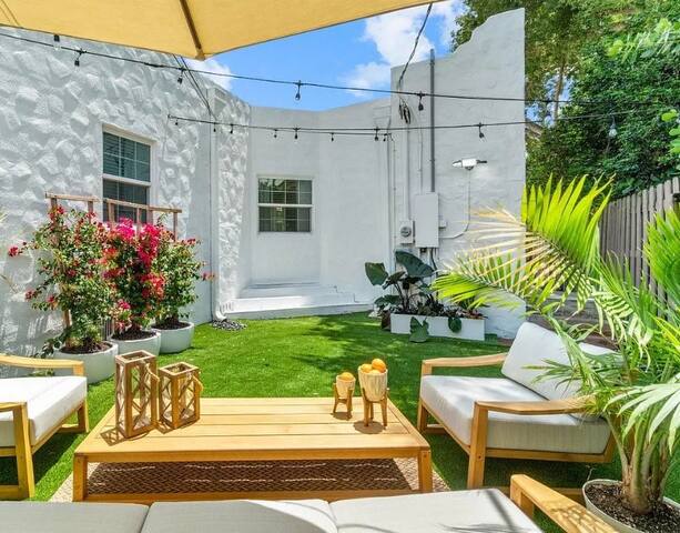 WALK to Las Olas sleeps 8 Pool gallery image 5