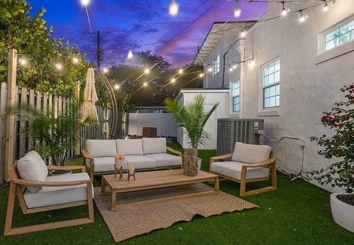 WALK to Las Olas sleeps 8 Pool gallery image 3