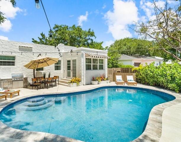 WALK to Las Olas sleeps 8 Pool gallery image 4