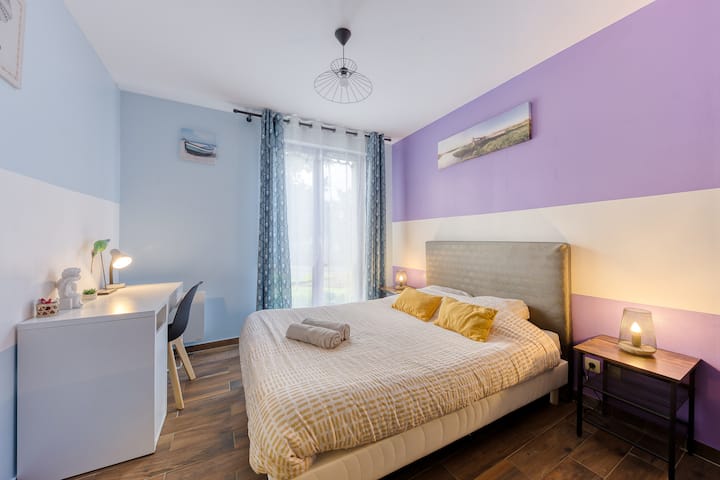 Détendez vous dans cette chambre avec lit très confortable,  dotée d'un bureau et armoire !
Un lit parapluie est disponible.