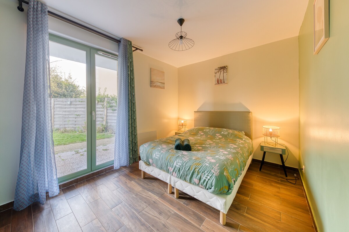 Đắm chìm trong chiếc giường thoải mái này để có một giấc ngủ yên tĩnh sau một ngày hoạt động tại Disneyland. Hướng nhìn ra vườn!