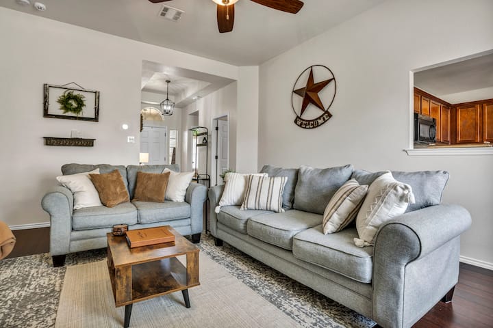Cozy Home/centrally Located! King Bed W/ Workspace - Temple, TX