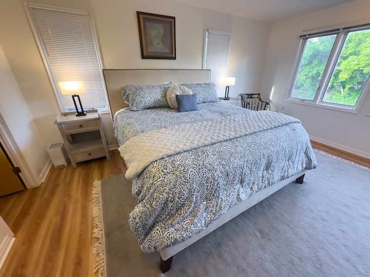 חדר שינה ראשי גדול 
מיטת קינג סייז נוחה
ארון כניסה ענק צמוד. 
טלוויזיה חכמה, נוף להרים, כריות ושמיכות נוספות
שידה גדולה 
