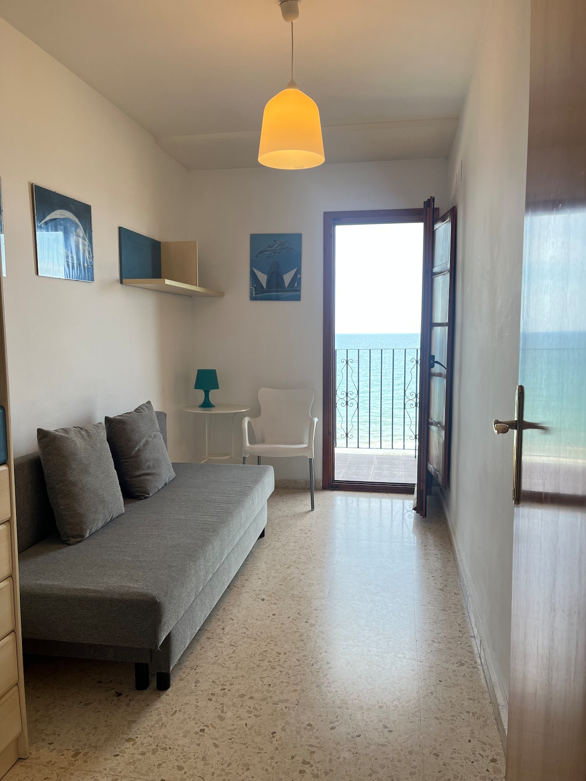 沙发床。140厘米。 
可直通露台
带抽屉的衣橱。 