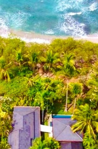Entire home with 4 bedrooms in Tamarindo - Beachfront Home - Playa Negra Surf Break