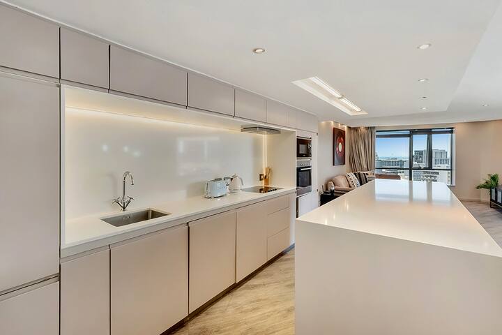 Penthouse CBD Lux 2BED ensuite with Harbour views