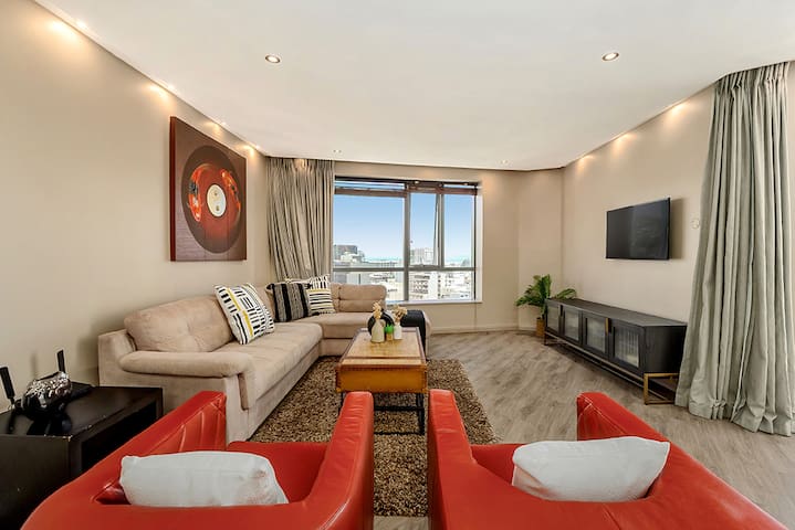 Penthouse CBD Lux 2BED ensuite with Harbour views gallery image 4