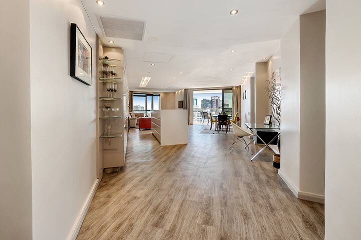 Penthouse CBD Lux 2BED ensuite with Harbour views gallery image 2