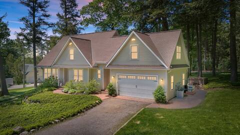 Large Walloon Lake/Boyne home