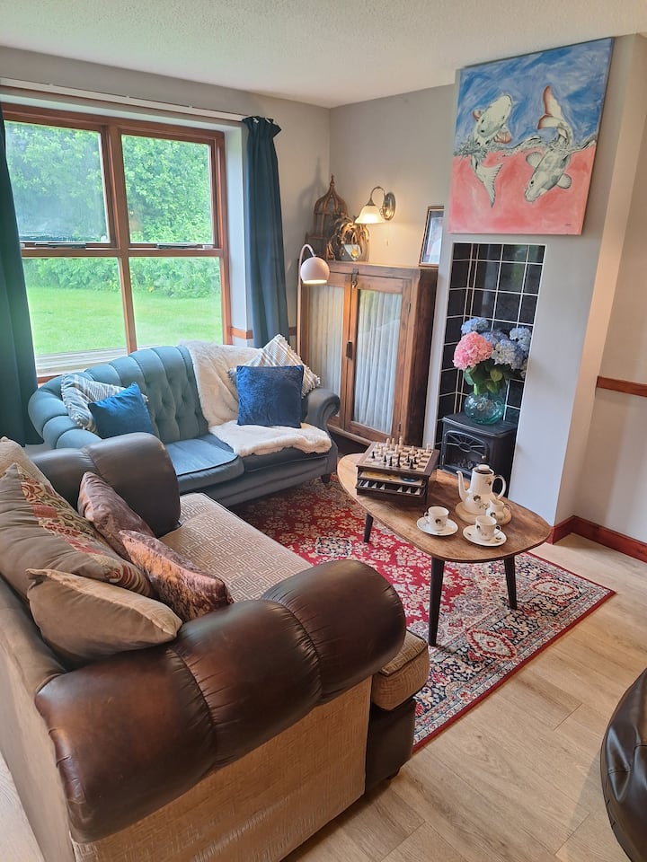 Cosy 2 Bedroom River/coastal Retreat. Heated Pool. - Whitby
