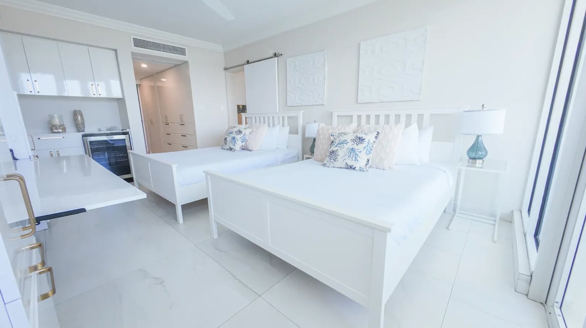 Zažite bezkonkurenčné pohodlie v krásne navrhnutej spálni s plyšovou posteľnou bielizňou.