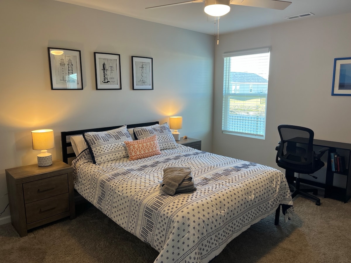 Чудесен основен апартамент с вентилатор на тавана, бюро и самостоятелен санитарен възел! 