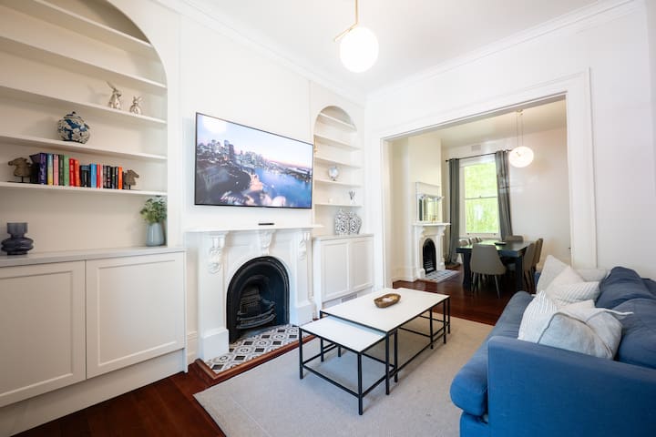 Chic Large 4 Bedroom Water View House @ The Rocks