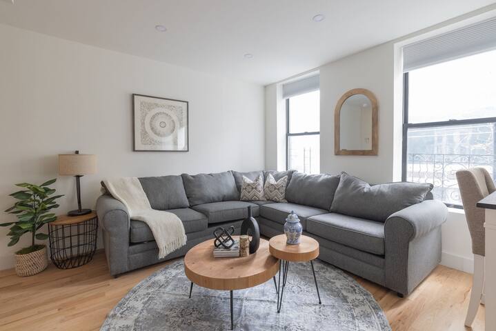 Spacious 4 bedroom Midtown west gallery image 2