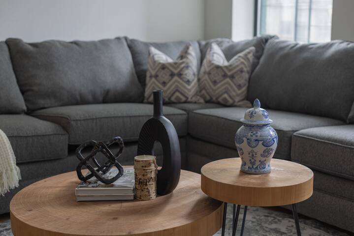 Spacious 4 bedroom Midtown west gallery image 4