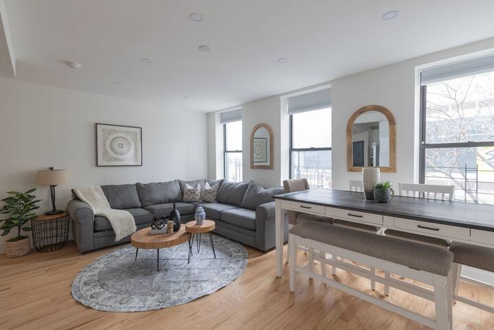 Spacious 4 bedroom Midtown west gallery image 3