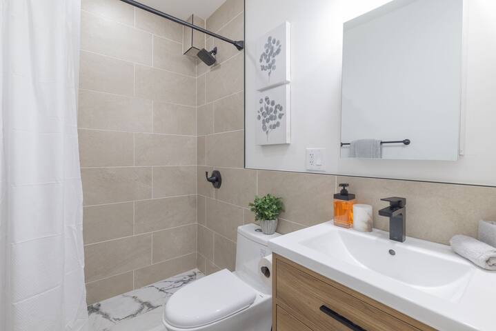 Spacious 4 bedroom Midtown west gallery image 5