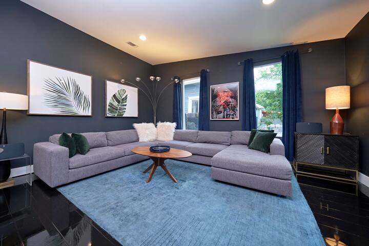 Grand Luxury Estate Downtown gallery image 3