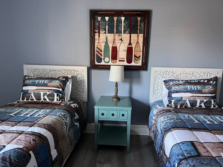 Secondary bedroom (Two Twin Beds) w/connected Jack-n-Jill Bathroom.