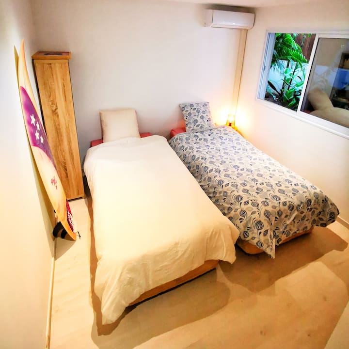 2 jednostruka kreveta 90 x 200 cm ili jedan bračni krevet (1,8x2)