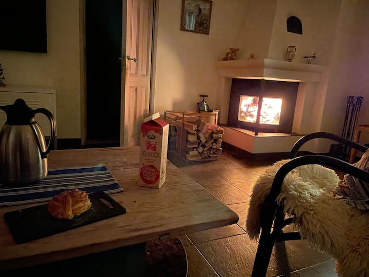 Kjo është një dhomë ndenjjeje me hyrje nga jugu/oborri. TV, oxhak dhe krevat 105 cm.
Ka lojëra tavoline dhe DVD dhe filma për të gjithë në familje.