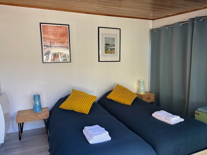 Ორი ერთადგილიანი საწოლი 80x200, რომელიც შეიძლება გაერთიანდეს 160 × 200 საწოლზე ( შეესაბამება  ორ ზრდასრულს).ამ საცხოვრებლების გაერთიანებით შესაძლებელია მეტი ადამიანის განთავსება და საცხოვრებლის ადვილად ადაპტირება თქვენს საჭიროებებზე