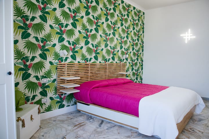 غرفة نوم كبيرة بسرير مزدوج ومرتبة مريحة وأنواع مختلفة من البطانيات والملاءات. خزانة ملابس ذات بابين مع شماعات وإضاءة مصممة وأضواء ناعمة قابلة للتعديل بالقرب من الطاولات بجانب السرير. المشعات ومكيفات الهواء. إطلالة على البحر.