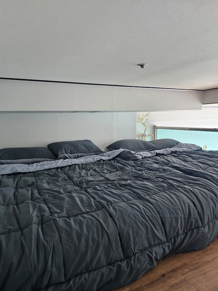 1 cama tamaño Queen 1 doble. 