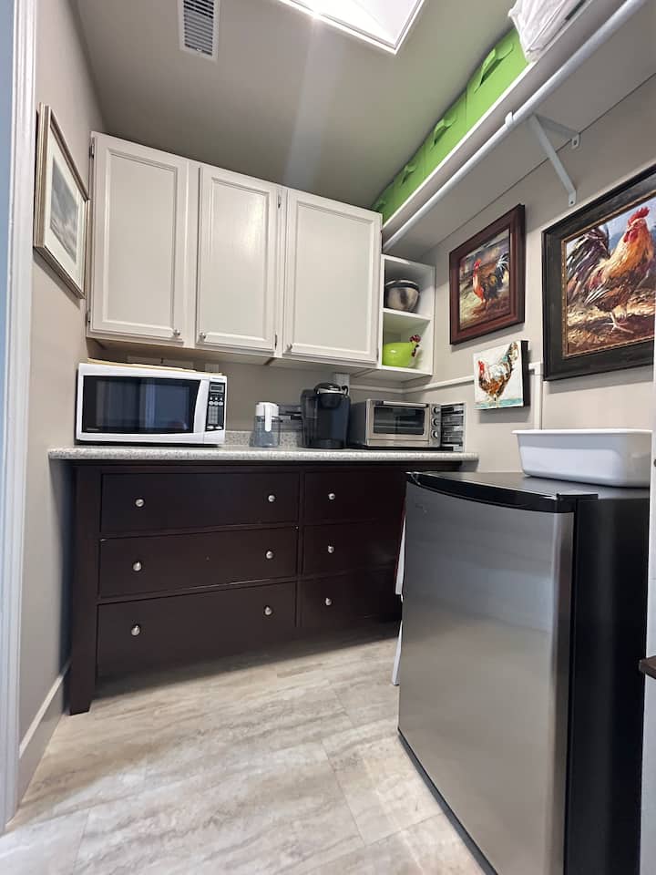 The Pandosy Art House Suite - Kelowna