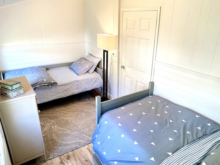 שתי מיטות נפרדות עם סלסול אחד 