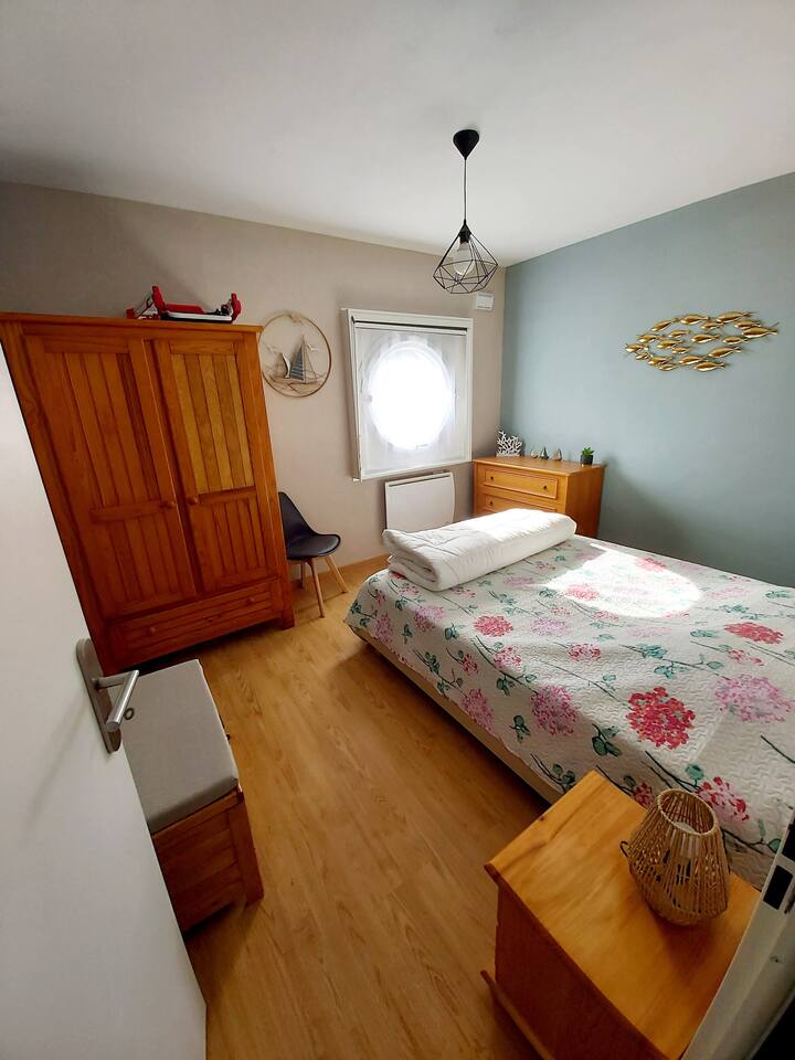 chambre avec lit 160×200 
armoire de rangement et commode à tiroir