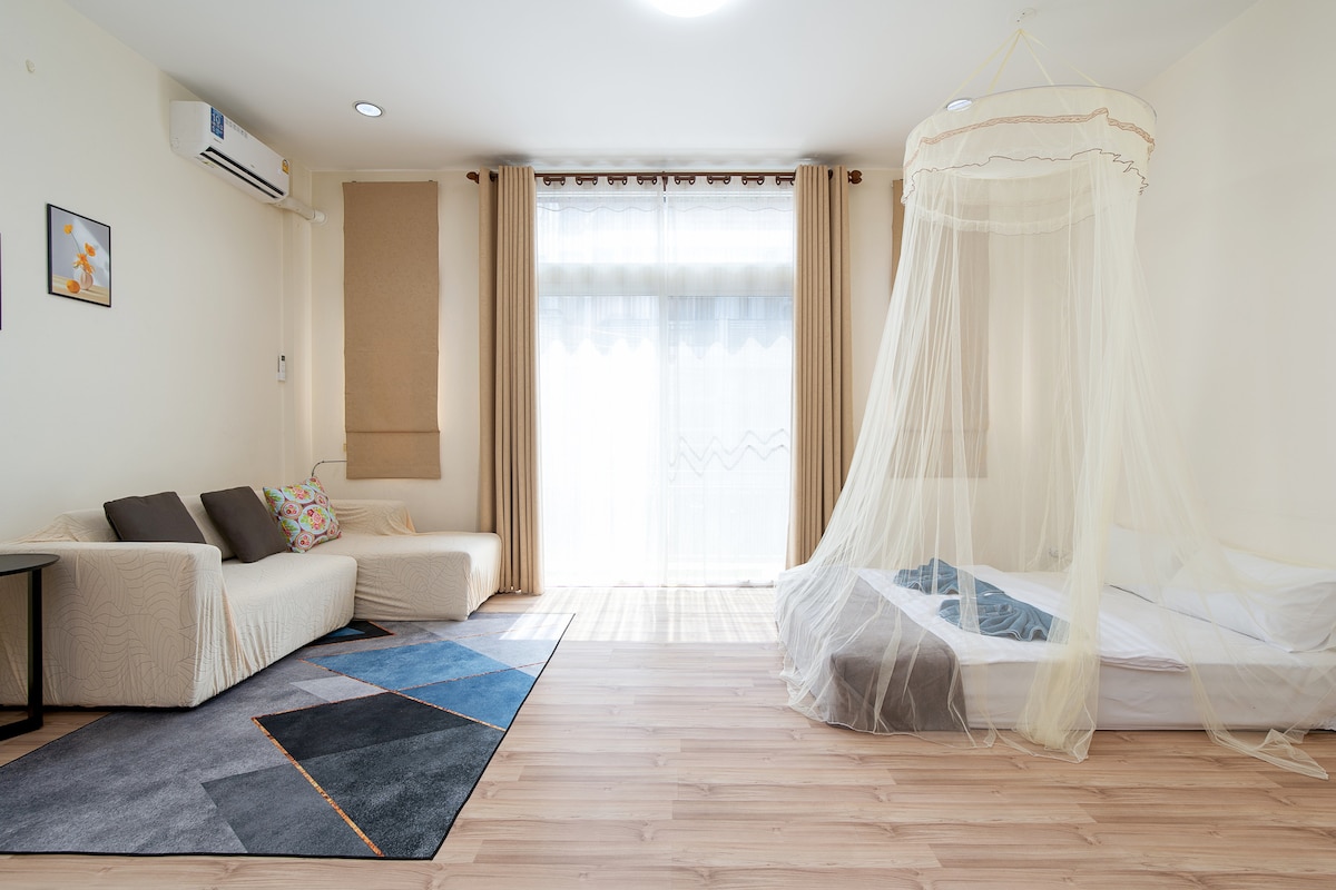 السرير في هذا المسكن هو سرير مزدوج قياسي