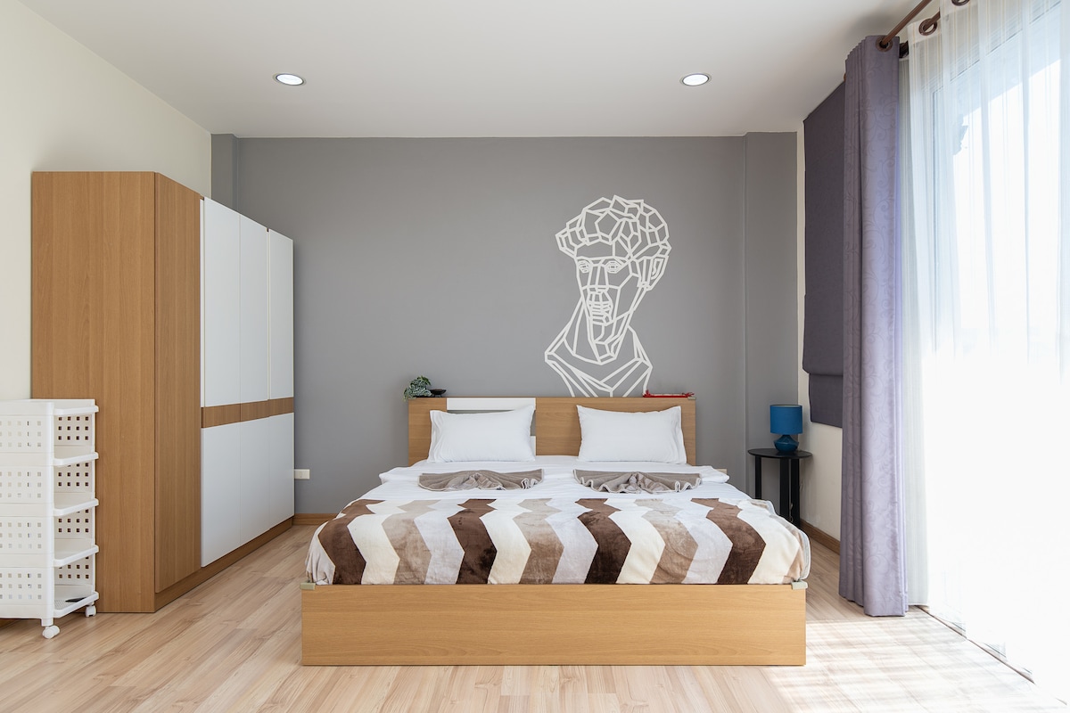 السرير في هذا المسكن هو سرير بحجم كينغ