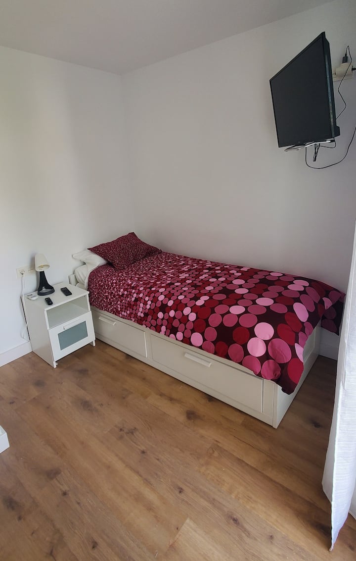 Двоен кревет во гнездо кој може да се претвори во брачен кревет (широк 150-179 см). И секако со паметен телевизор, клима уред и приватен балкон!!